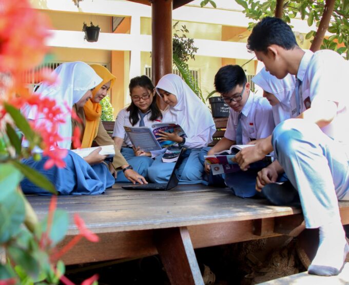 Mendekatkan Diri pada Sastra: Diskusi Buku dan Klub Penulis di Sekolah