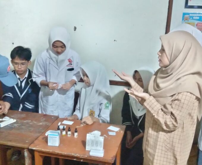Jelajahi Dunia Kesehatan: SMK Kesehatan Bojongsoang Perkenalkan Jurusan Farmasi dan Analis Kesehatan kepada Siswa SMP